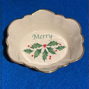 Lenox Holiday Oval Fluted Dish Holy Berry pattern with "Merry" NWT